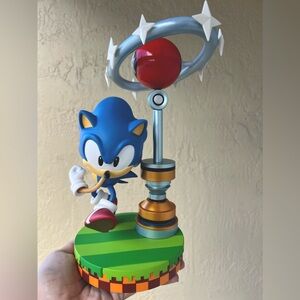 Dark Horse Deluxe Sonic The Hedgehog: 11” Sonic PVC Statue, Collection statue